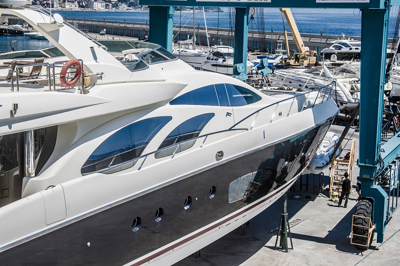 Careful yacht and tender handling from Antwerp. Bentri coordinates custom cradle-building, permits and loading with clear updates at every step.