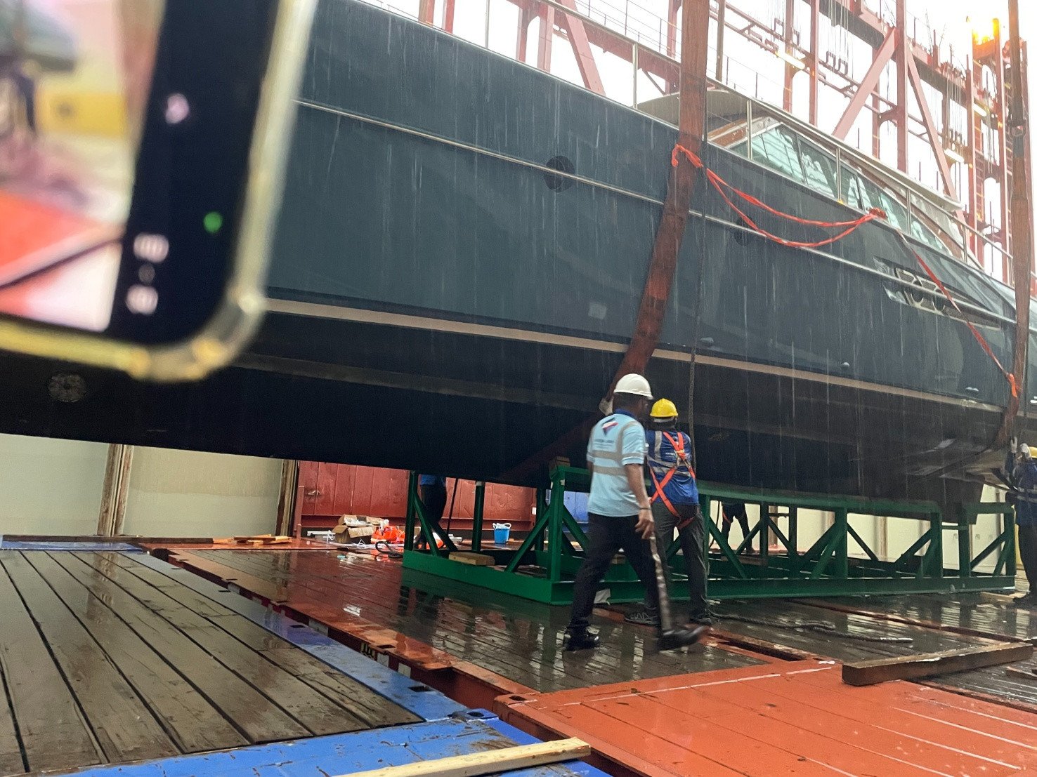 Careful yacht and tender handling from Antwerp. Bentri coordinates custom cradle-building, permits and loading with clear updates at every step.