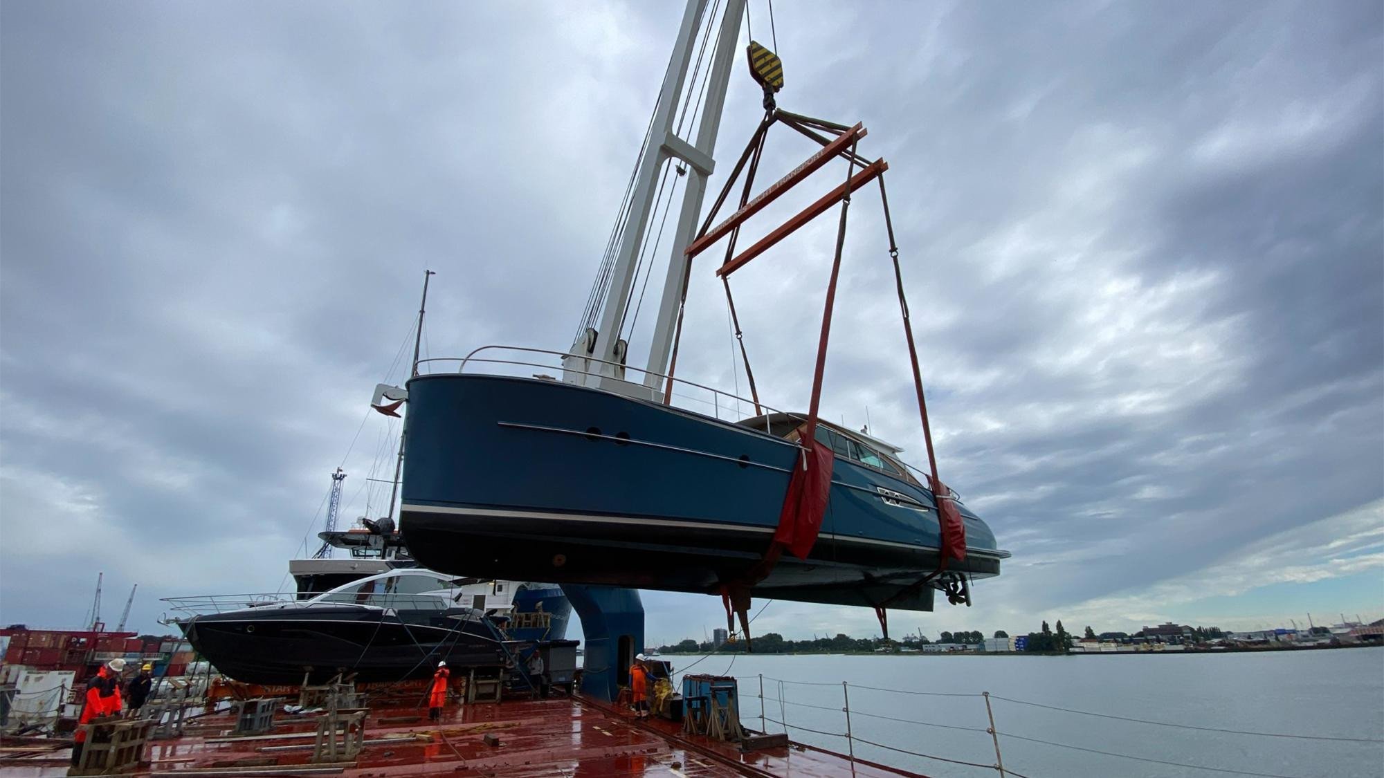 Careful yacht and tender handling from Antwerp. Bentri coordinates custom cradle-building, permits and loading with clear updates at every step.
